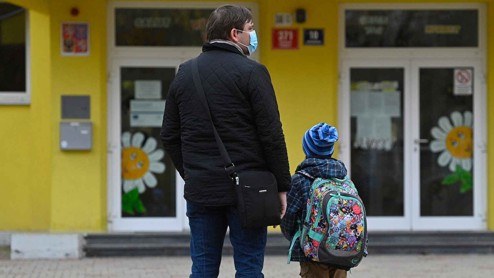 Un padre con su hijo a las puertas de un colegio: los escolares en cuarentena no llegan al 1% / EP