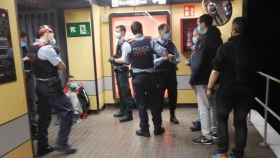 Los Mossos detienen a un hombre en el metro de Barcelona / CG