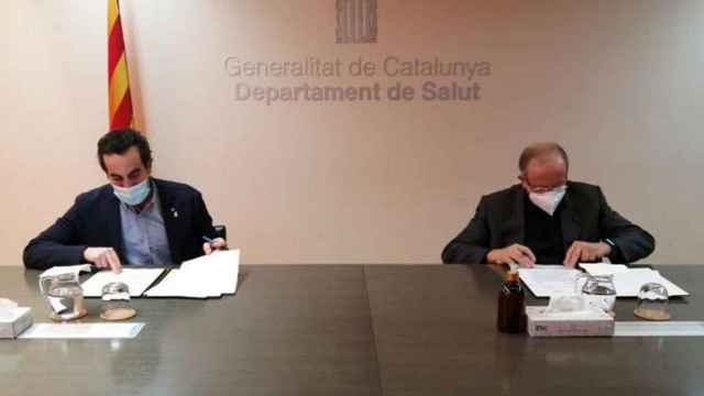 Marc Ramentol (a la izquierda) y Josep González ( a la derecha) durante la firma del acuerdo de colaboración en la sede de Salud / SALUT