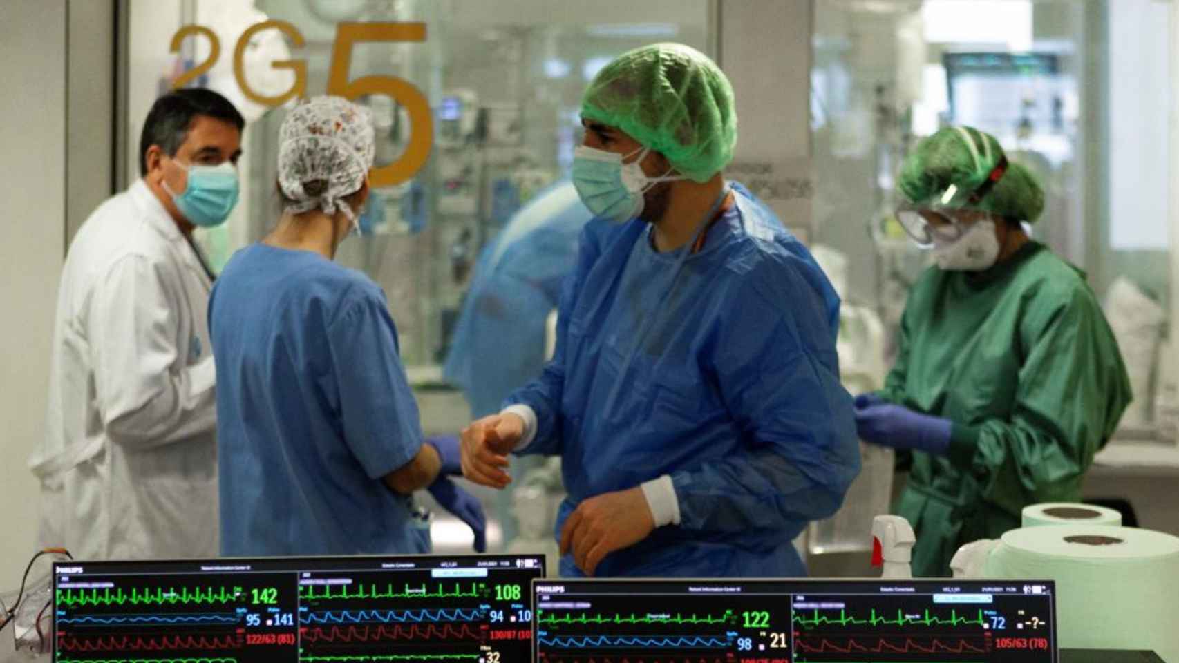 Sanitarios del CatSalut en un hospital catalán / ENRIC FONTCUBERTA (EFE)