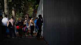 Padres y alumnos esperan a las puertas de un colegio de Barcelona / EUROPA PRESS
