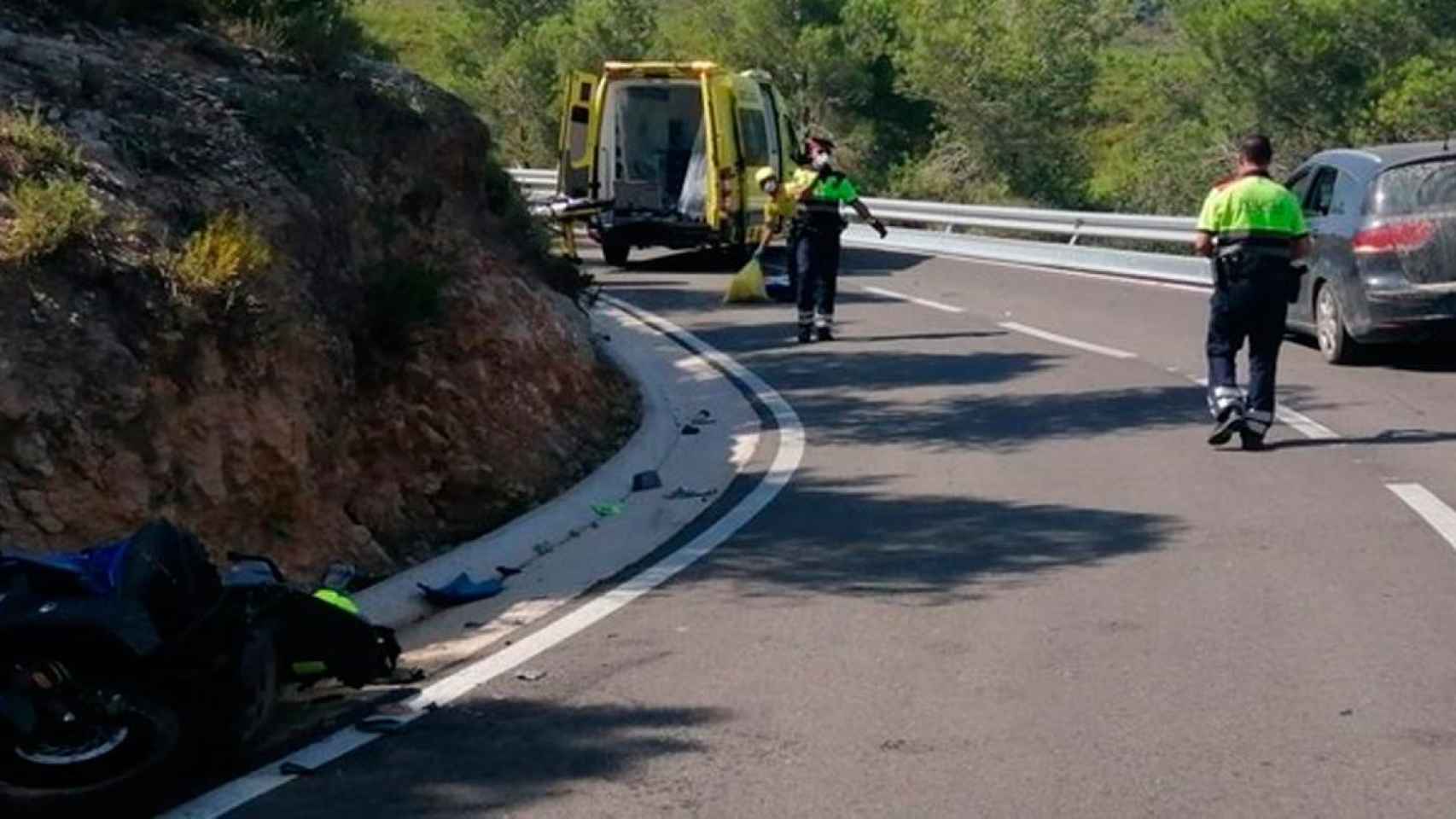 Imagen posterior al accidente entre una moto y un coche en Sant Jaume dels Domenys / CCMA