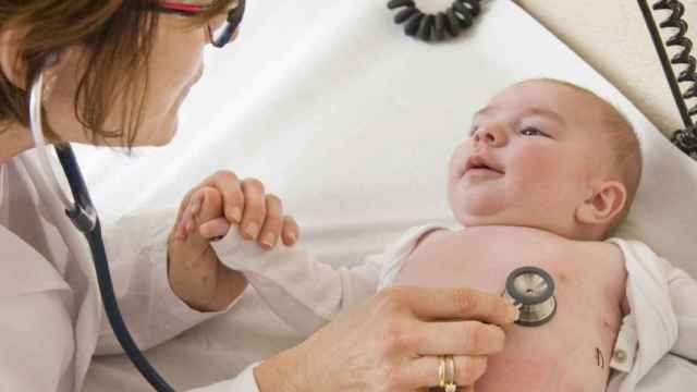 Una médico hace un reconocimiento pediátrico a un bebé / EP
