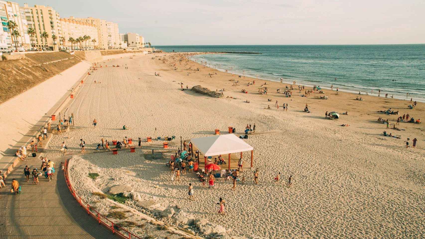 La playa de Cádiz, en España, uno de los principales destinos turísticos / CG