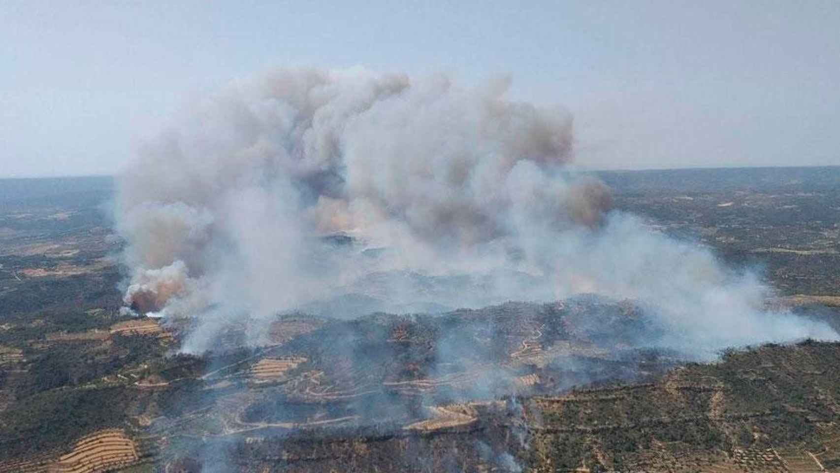 Una foto aérea del incendio en Tarragona / AGENTS RURALS