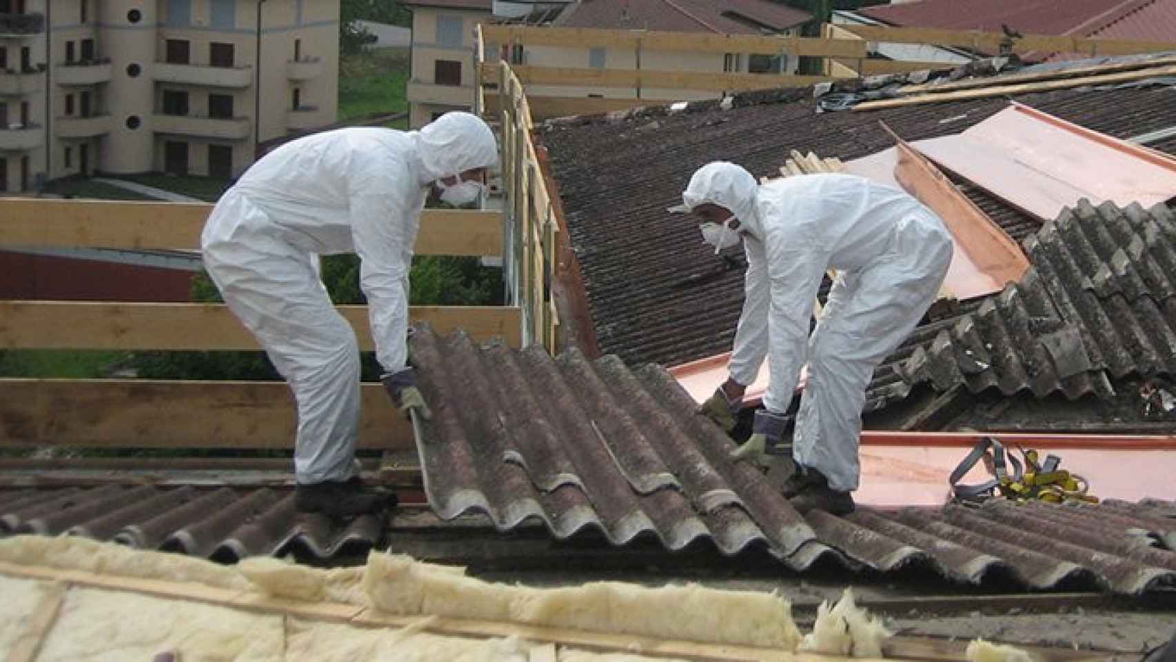Unos operarios retiran un tejado fabricado con amianto, un material cancerígeno / CG