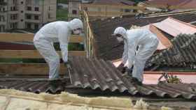 Unos operarios retiran un tejado fabricado con amianto, un material cancerígeno / CG