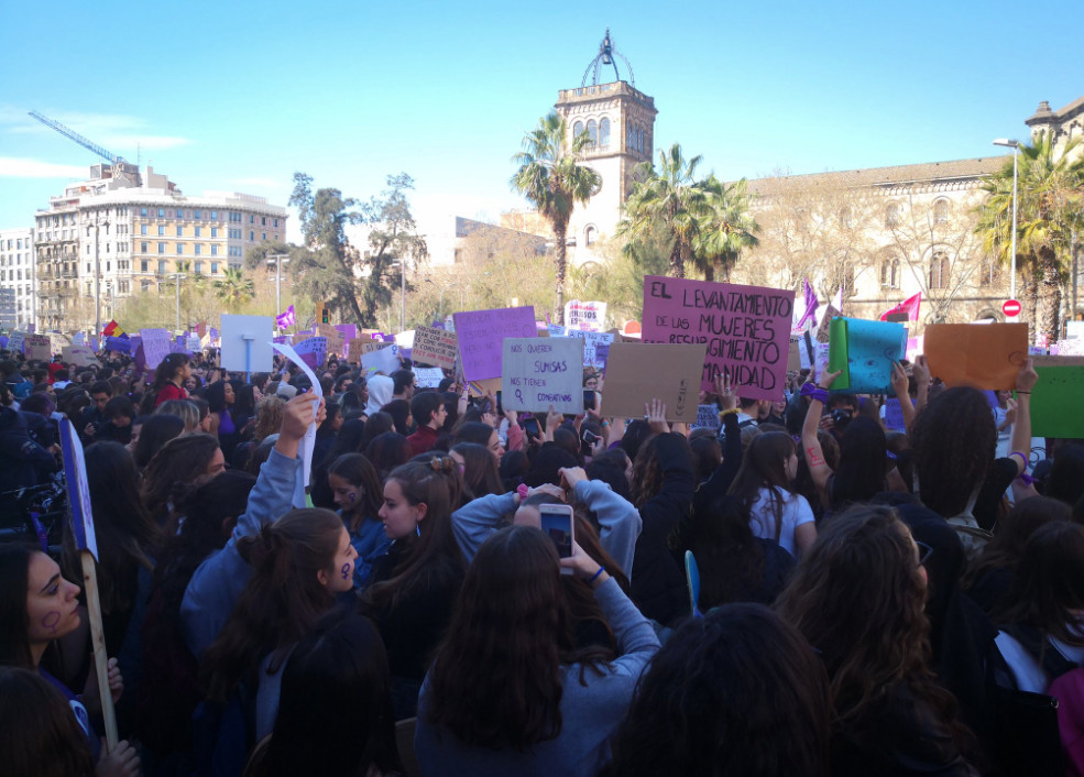 Estudiantes se manifiestan el 8M en la plaza Universitat / TWITTER