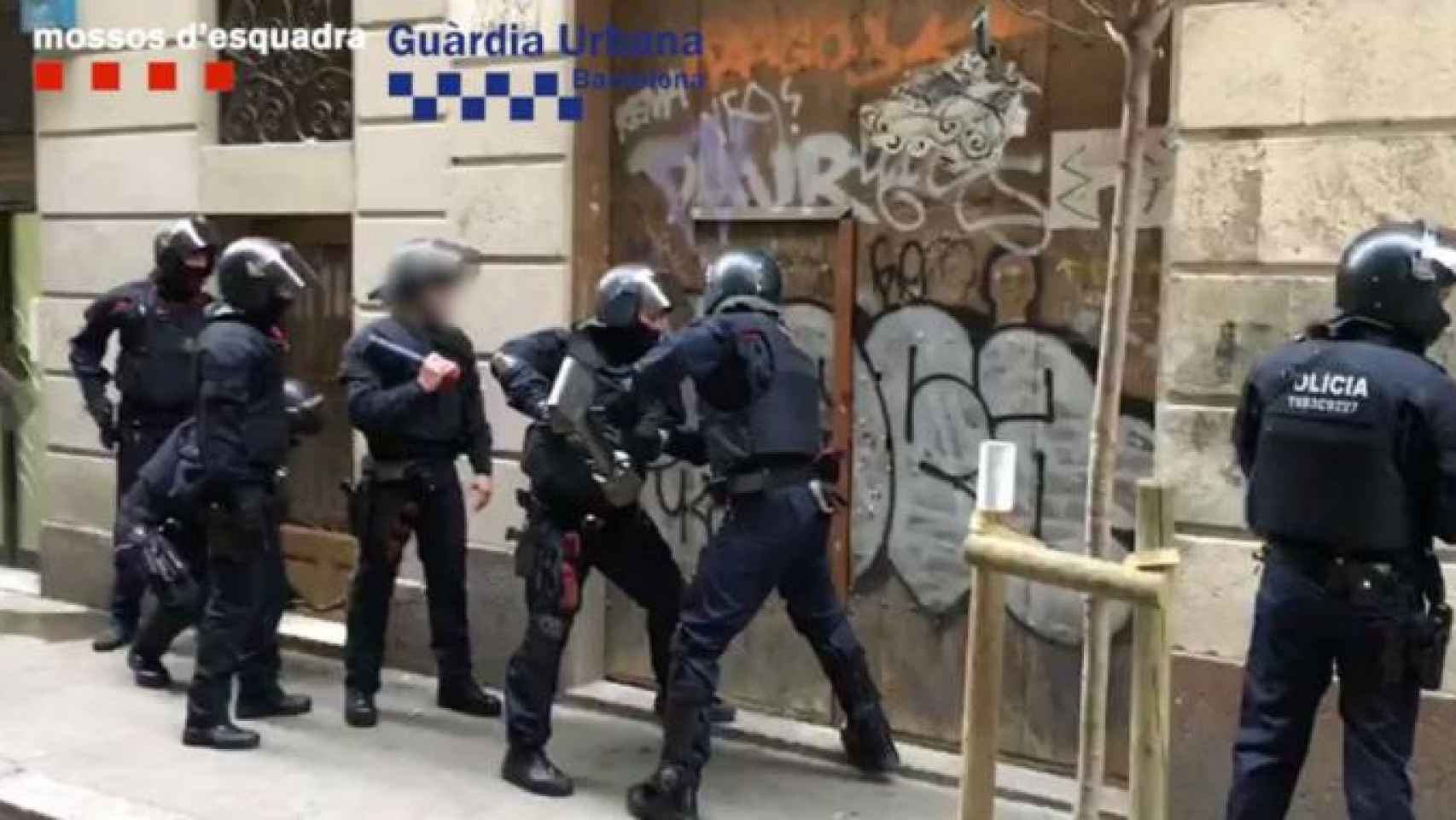 Desalojo de un narcopiso en el barrio del Raval de Barcelona / GU