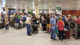 Una imagen de las personas afectadas por la cancelación del vuelo en el Aeropuerto El Prat/ Twitter: Carles Duz Palau @cduzpalau 150 personas se quedan atrapadas en el Prat por una extra