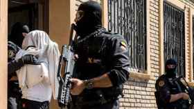 La Guardia Civil traslada al detenido del Cami del Mig de Mataró, tras la operación en Mataró contra una célula yihadista / EFE