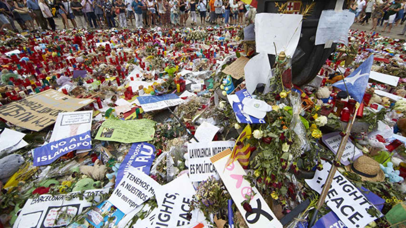 Homenaje a las víctimas del atentado de Barcelona en La Rambla, sin vinculación con los chechenos