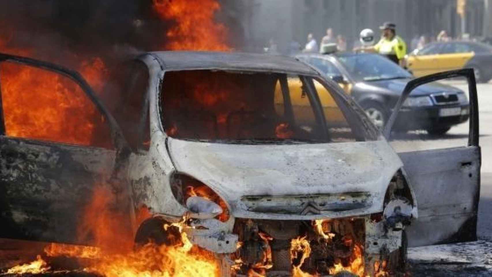 Un coche ardiendo, imagen de archivo / TWITTER