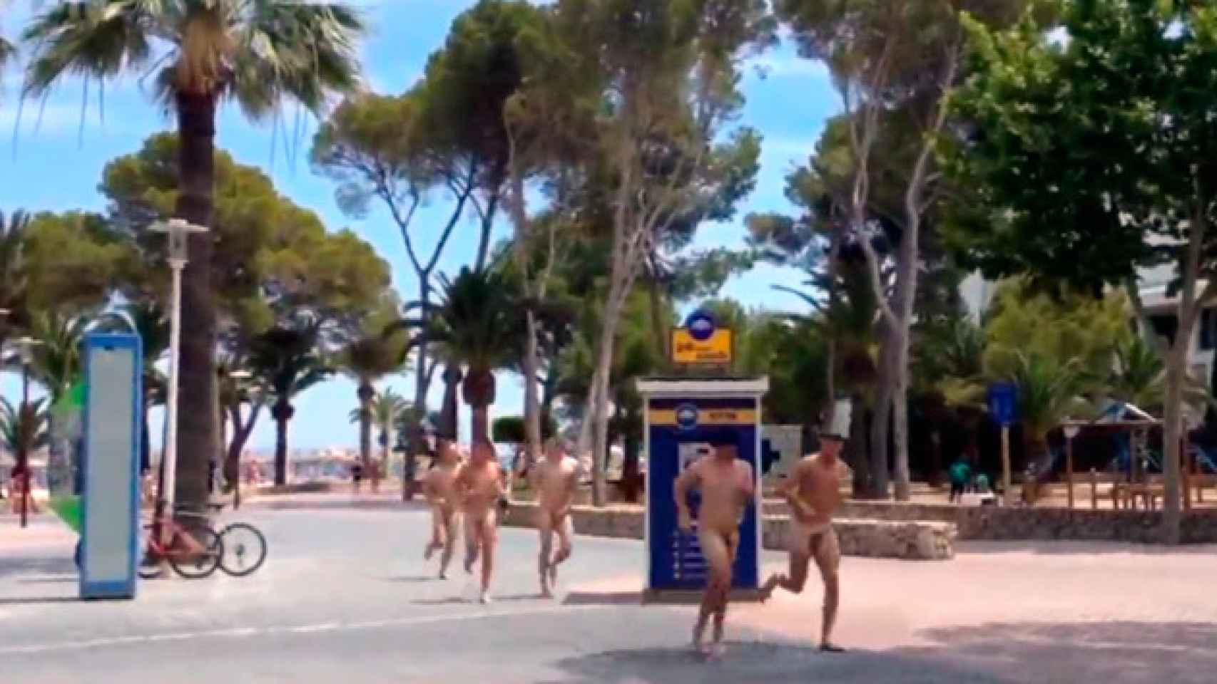 Un grupo de turistas desnudos en Mallorca
