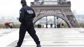 Un policía frente a la Torre Eiffel en París / EFE
