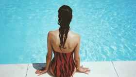 Una mujer bañándose en una piscina.