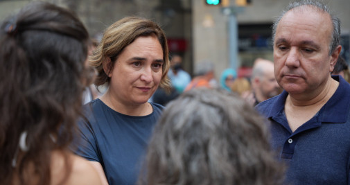 La alcaldesa de Barcelona, Ada Colau, arropando a las víctimas / LUIS MIGUEL AÑÓN - CRÓNICA GLOBAL