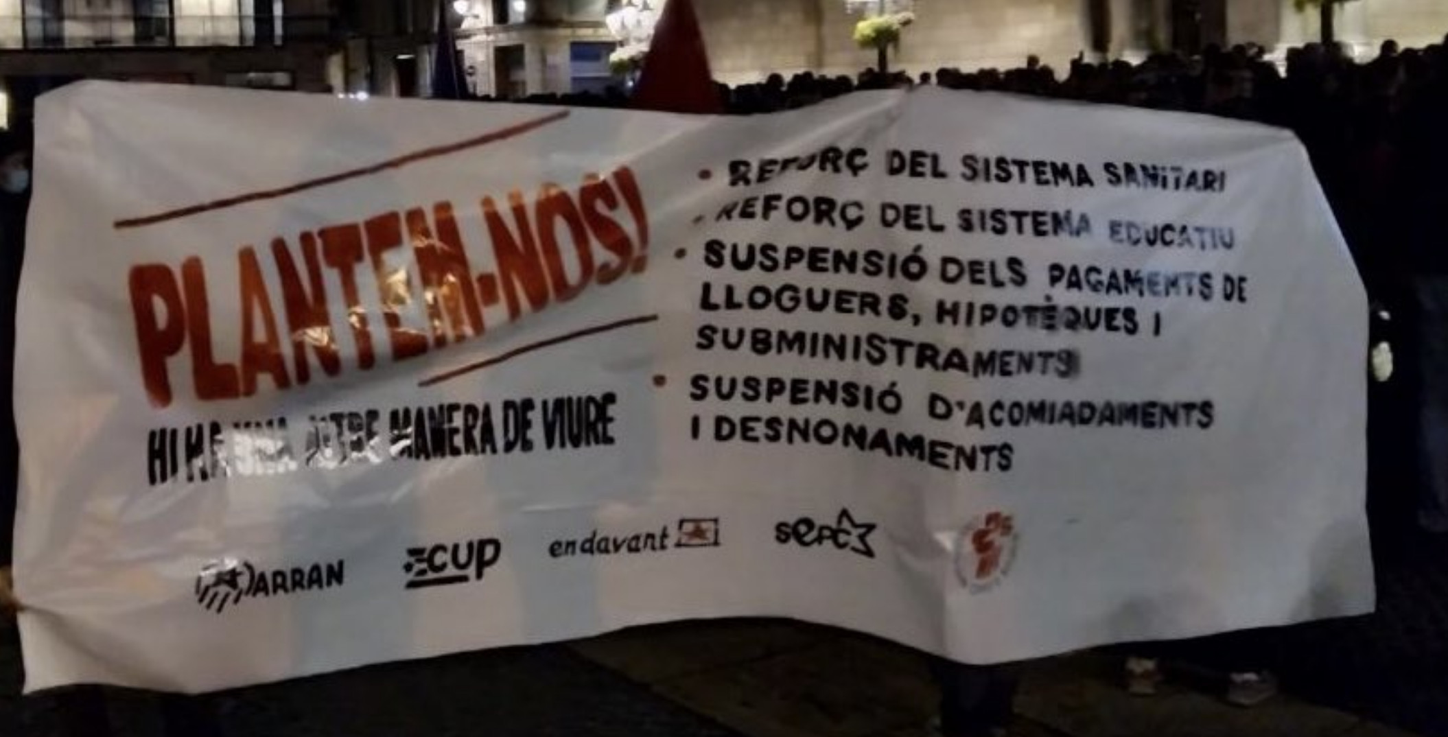 Pancarta durante la protesta contra el toque de queda / ARRAN