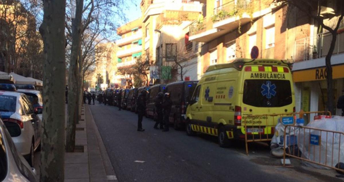 Despliegue de furgones de antidisturbios de Mossos y una ambulancia en Sant Andreu