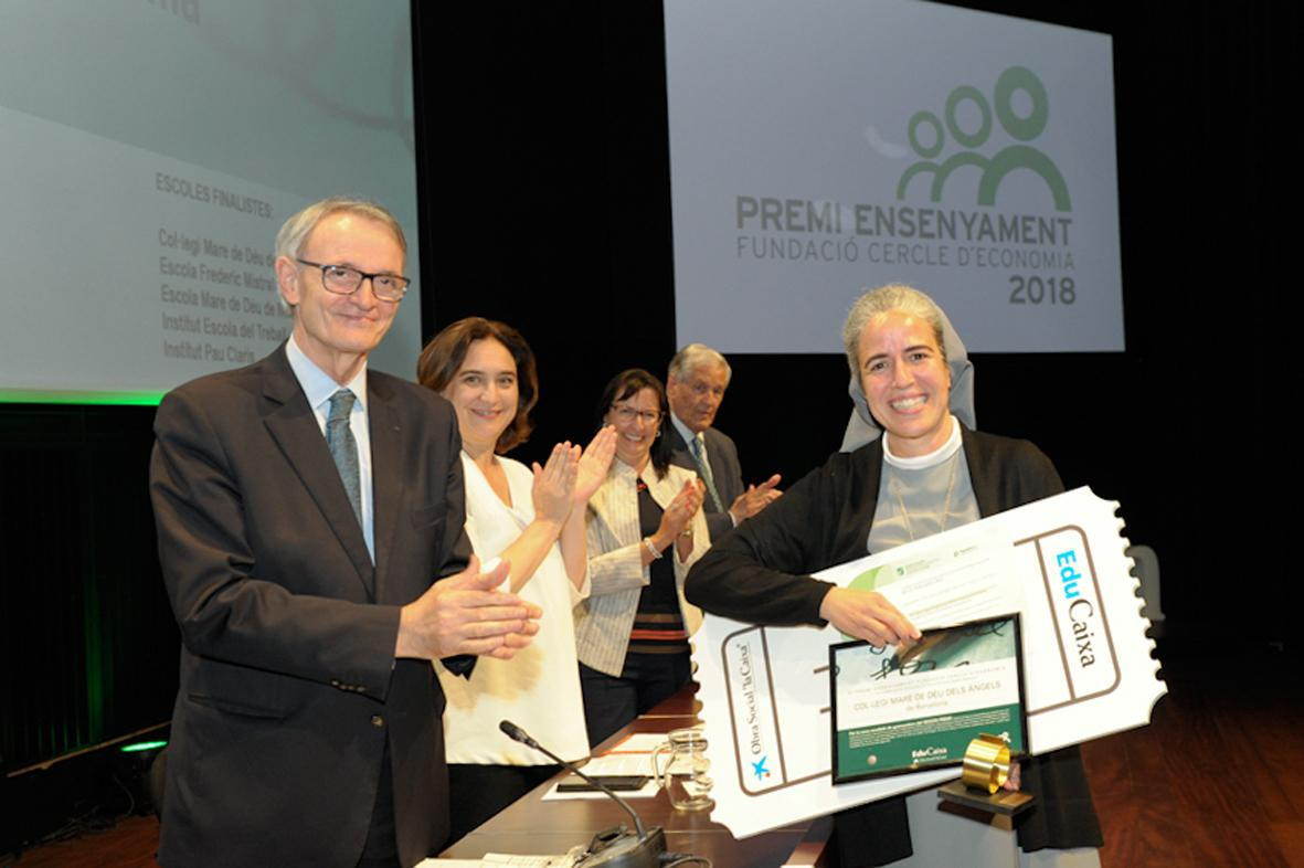 La directora de la escuela Mare de Déu dels Àngels, de La Sagrera, en Barcelona, recibe el segundo premio de la Fundación Círculo de Economía