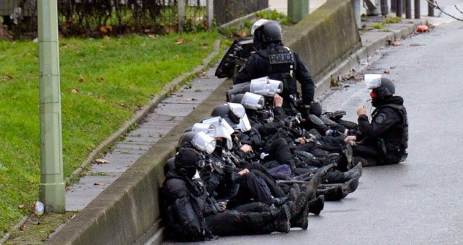 Agentes de la policía francesa rodean a dos sospechosos del atentado de 'Charlie Hebdo' / AFP