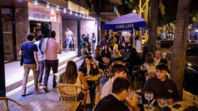 Imagen de jóvenes en las terrazas de la calle Tuset de Barcelona / Pablo Miranzo