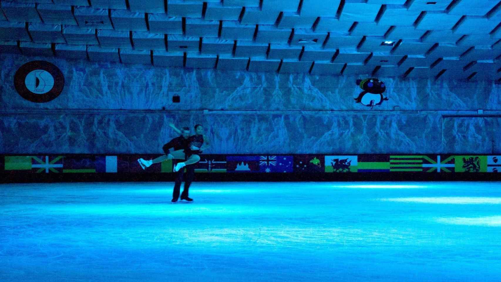 Una pareja patina en la pista de hielo del Skating Club de Barcelona / SKATING CLUB