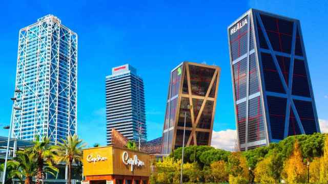 Las Torres Mapfre de Barcelona y las Torres Kio de Madrid, símbolos de la gran empresa / CG