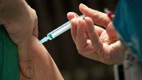 Personal sanitario administrando una dosis de la vacuna contra el Covid-19 / EUROPA PRESS
