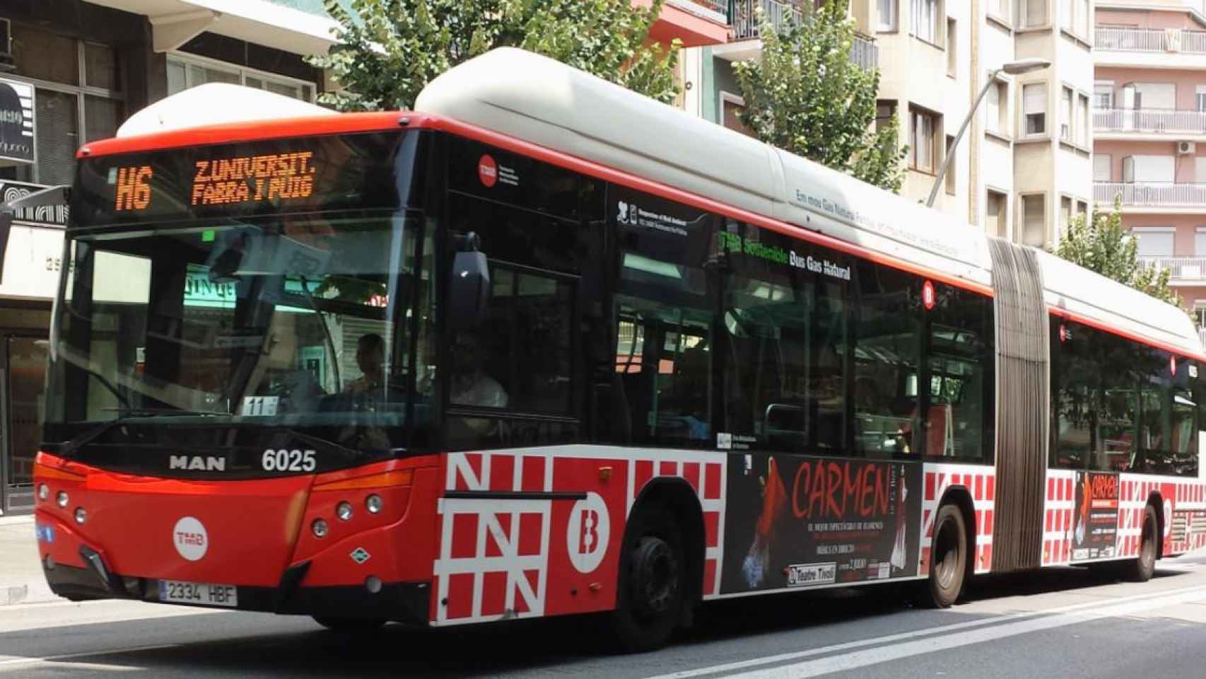 Imagen de un autobús de TMB circulando por las calles de Barcelona / WIKIPEDIA