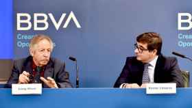 El el catedrático de Economía Aplicada de la UAB, Josep Oliver (i), y el director territorial de BBVA, Xavier Llinares (d), en la presentación del estudio / BBVA