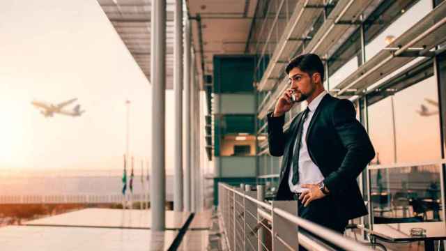 Imagen de un hombre con traje al teléfono en un aeropuerto / EUROPA PRESS