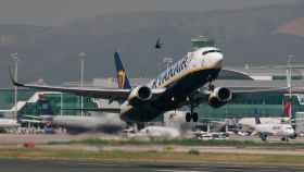 Imagen de una aeronave de Ryanair despegando del aeropuerto de El Prat de Barcelona / CG