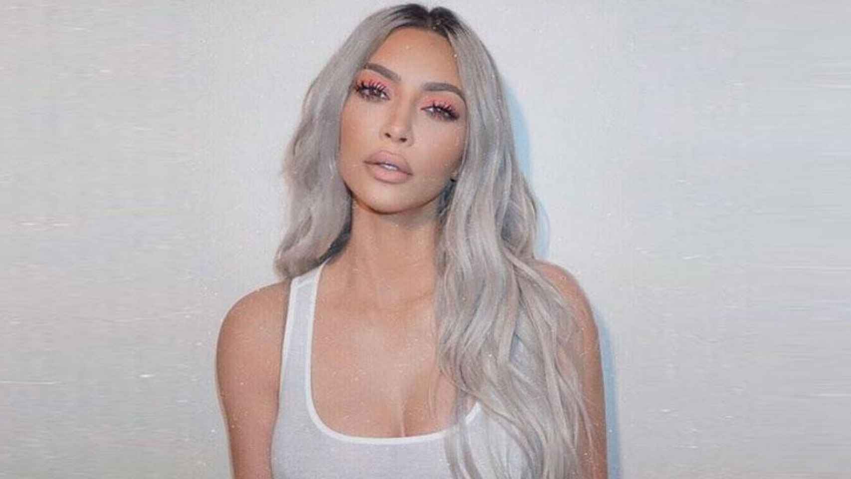 Kim Kardashian, una usuaria habitual de la marca que ha vencido en los tribunales a L'Oreal, Olaplex, en una imagen rubia que compartió en sus redes sociales / INSTAGRAM