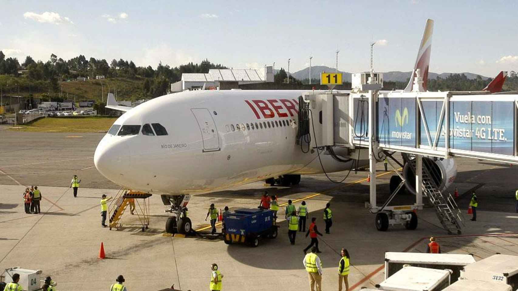 Un grupo de pasajeros accede a uno de los vuelos de Iberia, la aerolínea que ha abandonado la prensa en papel / EFE