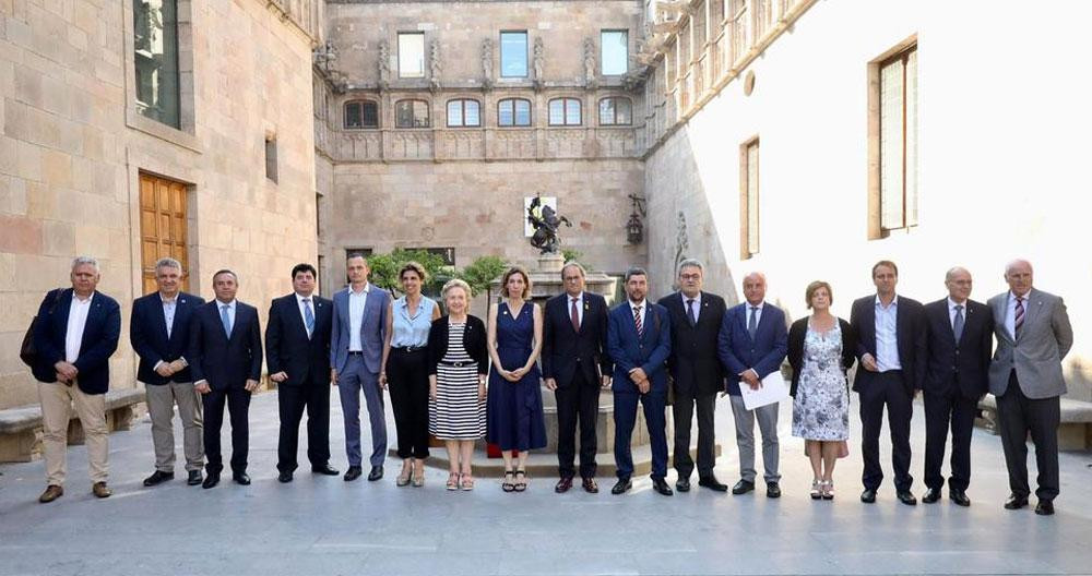 El presidente de la Generalitat, Quim Torra (c), junto a la consejera de Empresa, Àngels Chacón, y los presidentes de las 13 cámaras de comercio de Cataluña / GENCAT