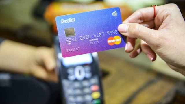 Pago con una tarjeta contactless de Revolut en lugar de efectivo / Revolut