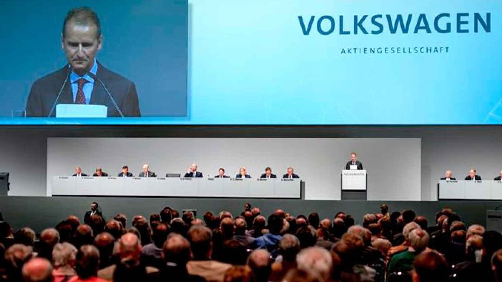 El consejero delegado de Volkswagen AG, Herbert Diess (c), en la junta de accionistas que ha tenido lugar este jueves en Berlin / EFE