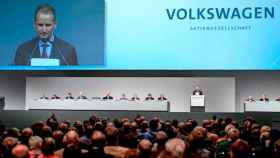 El consejero delegado de Volkswagen AG, Herbert Diess (c), en la junta de accionistas que ha tenido lugar este jueves en Berlin / EFE