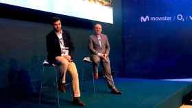 Gonzalo Martín-Villa (i), director global de innovación de Telefónica, junto a Patrick López (d), responsable de infraestructuras de Facebook en Latinoamérica en el MWC / CG