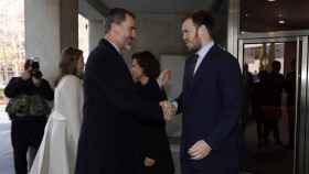 Antonio Asensio Bosbah saluda al rey Felipe VI a las puertas de la sede el Grupo Zeta en Madrid en una imagen de archivo