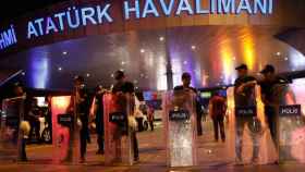 La policía custodia el aeropuerto de Estambul tras el atentado yihadista del martes.