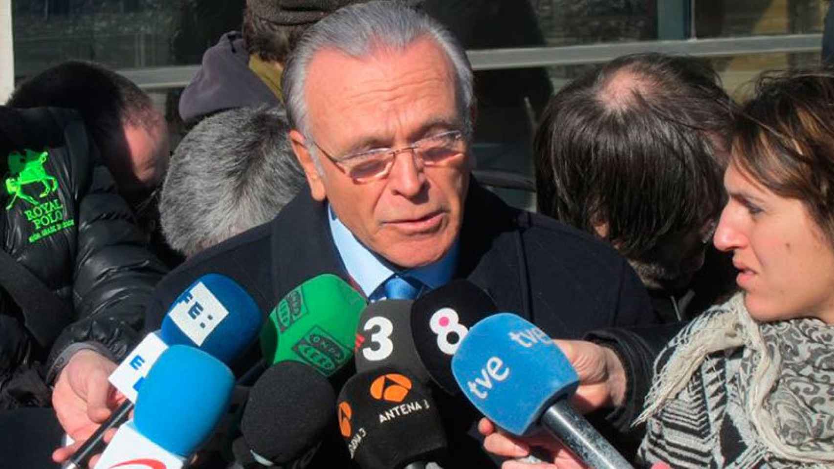 Isidro Fainé, presidente de Caixabank, atiende a los periodistas.