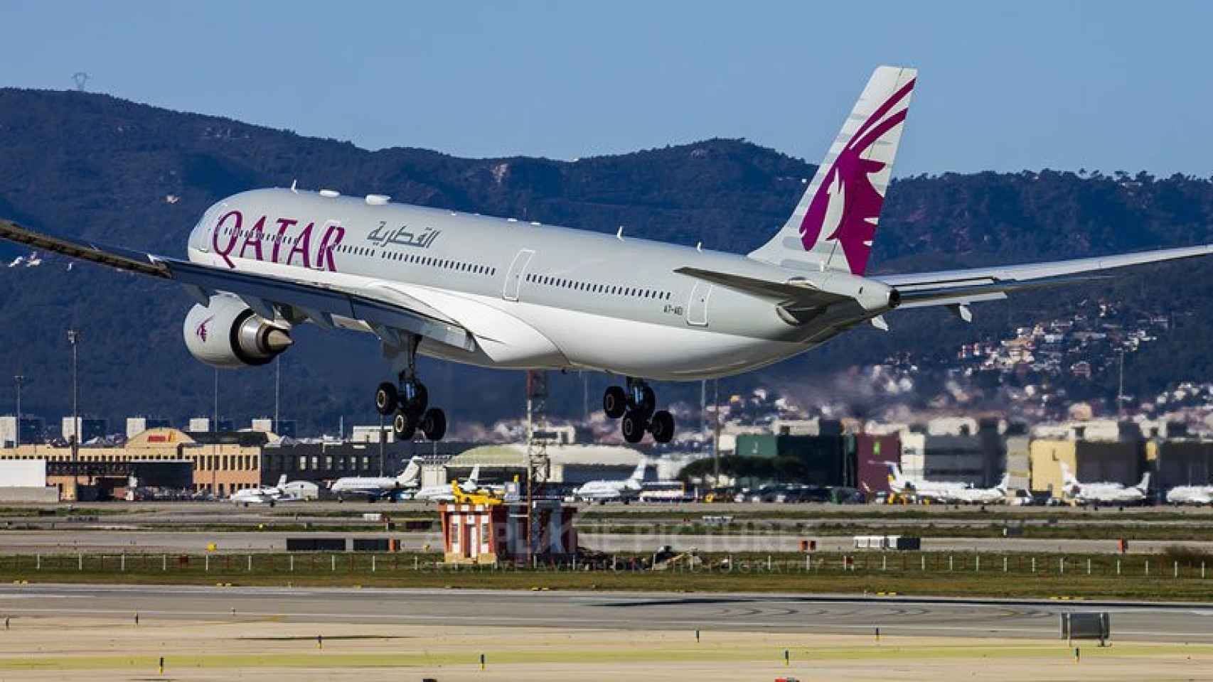 Un aeronave tipo A330 de Qatar Airways despega en El Prat.