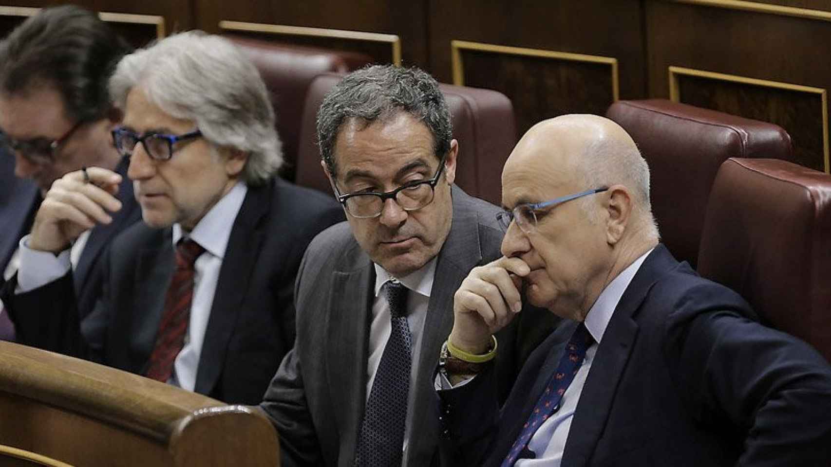 El diputado de CDC Pere Macias (centro) junto a los representantes de Unió en el Congreso, Josep Antoni Duran Lleida (derecha) y Josep Sánchez-Llibre (izquierda), antes de la ruptura de CiU