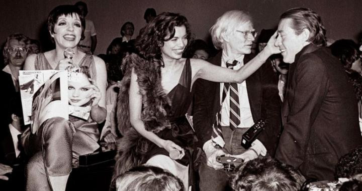 Liza Minnelli, Bianca Jagger y Andy Warhol en Studio 54 en los setenta / CAPTURA DEL TRAILER
