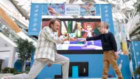 El actor británico Tom Felton (i) y Teddy Hutton, un niño de siete años, en el lanzamiento de Nintendo Sports en Londres / EUROPA PRESS
