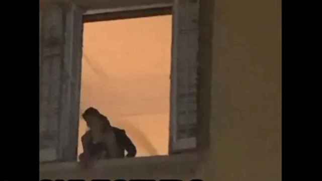 Pareja practicando sexo en la ventana de un balcón del barrio de El Born en Barcelona / BCN Legends