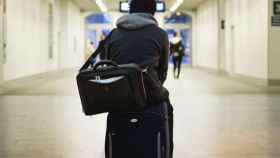 Un joven con sus maletas de viaje