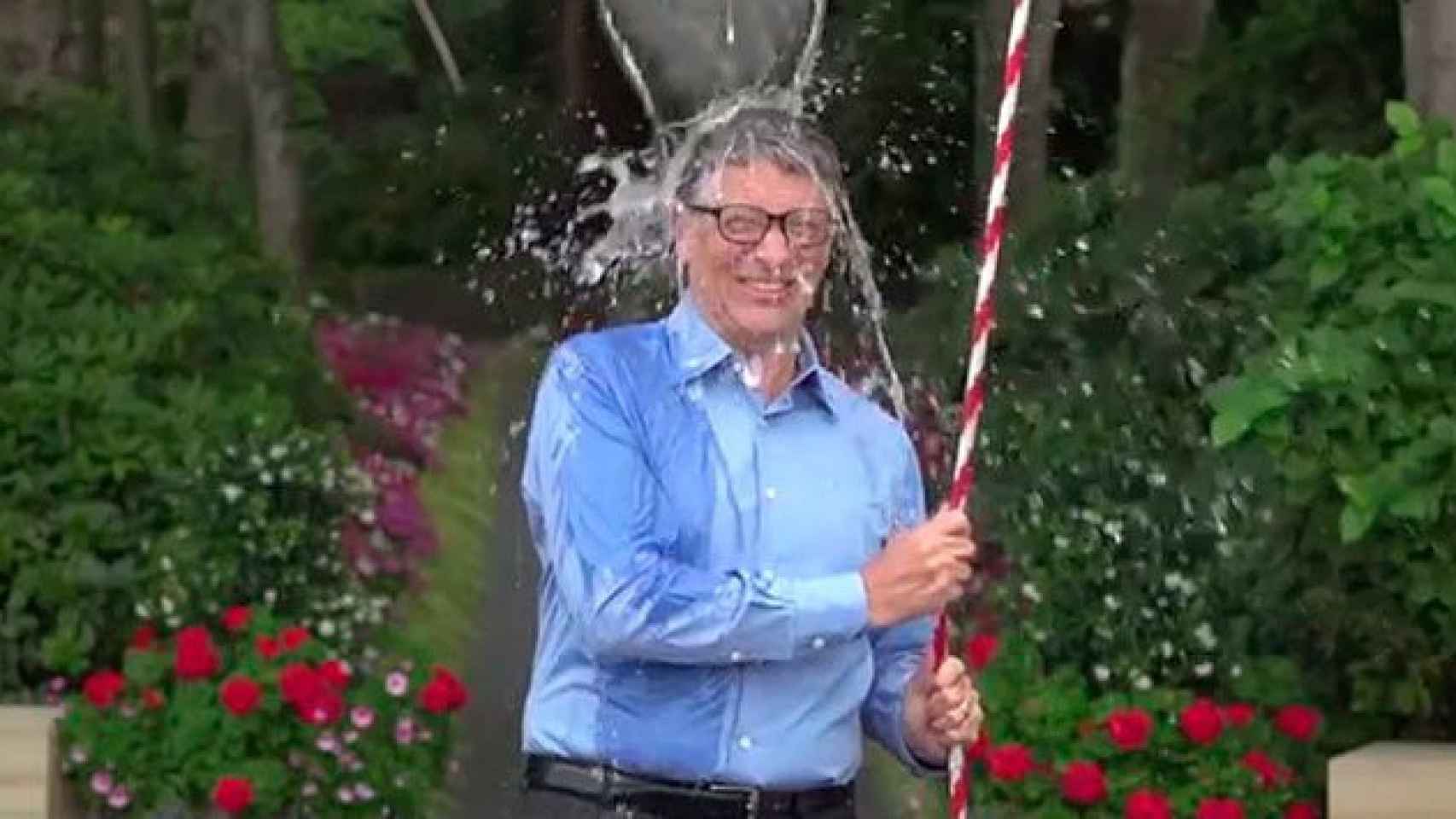 Bil Gates se echa encima un cubo de agua helada con motivo de la campaña por la ELA, que tuvo un gran éxito y se convirtión en viral